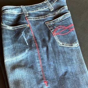 Cowgirl Tuff dark wash bootleg. Maroon/wine details. No rips stains or holes